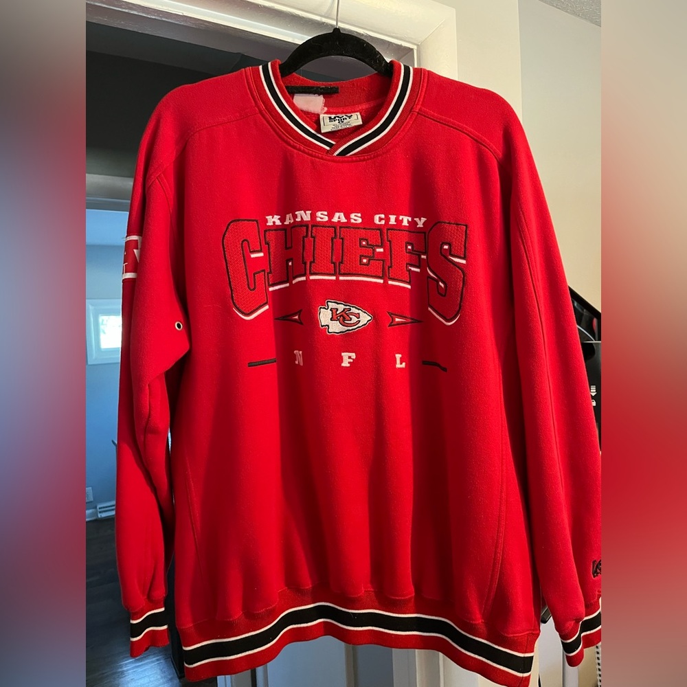 lee sports Kansas City chiefs sweatshirt size L one stain on bottom.
